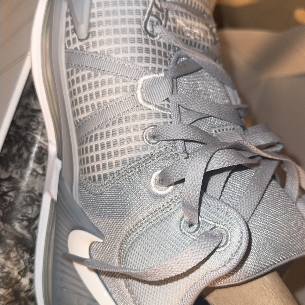 Nike LeBron Witness VII men's size 11, immaculate.